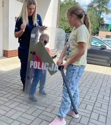 Policjanci z powiatu strzelecko-drezdeneckiego dbają o bezpieczeństwo dzieci podczas wakacji
