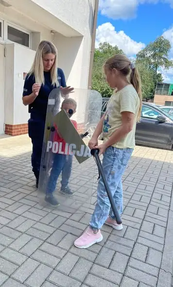 Policjanci z powiatu strzelecko-drezdeneckiego dbają o bezpieczeństwo dzieci podczas wakacji