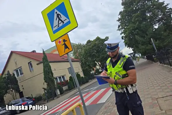 Policja sprawdza oznakowanie przy szkołach przed nowym rokiem szkolnym