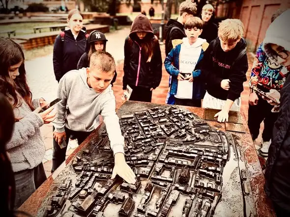 Toruń: drugi dzień wycieczki uczniów pełen zagadek i spacerów