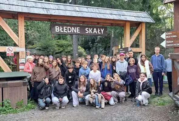 Uczniowie z klas 7 i 8 odkrywali uroki Parku Narodowego Gór Stołowych