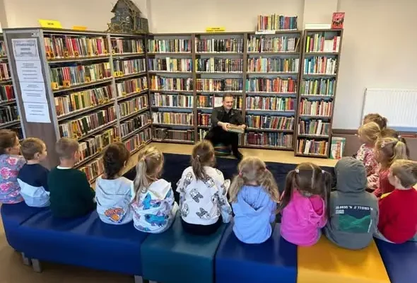 Przedszkolaki z Górek Noteckich w bibliotece: kapsle, uśmiech i nosorożec
