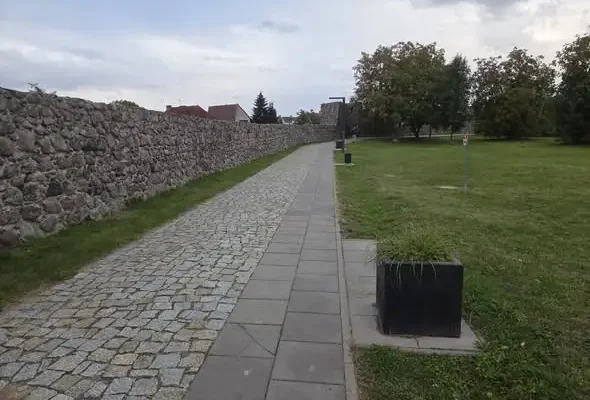 Huligaństwo przy murach w Strzelcach: ławki znikają, kamery w planach