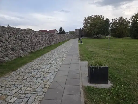 Huligaństwo przy murach w Strzelcach: ławki znikają, kamery w planach