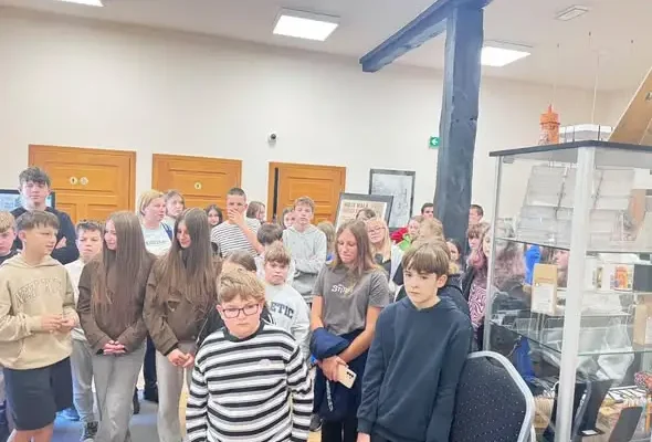 Spichlerz w Strzelcach Opolskich gościł uczniów z Bobrówka na wystawie „Moja Mała Wielka Kolekcja”
