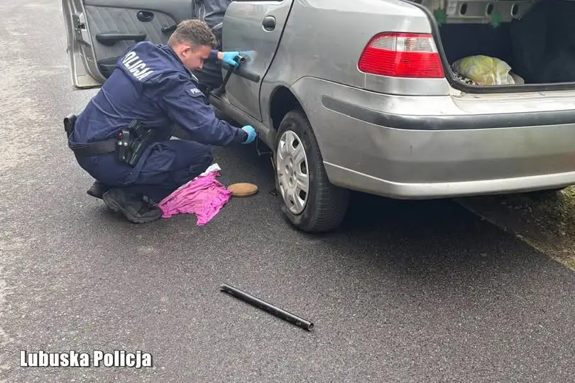 Policjanci ze Strzelec Krajeńskich pomogli seniorowi wymienić koło w Górkach Noteckich