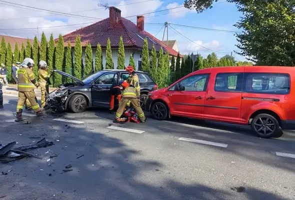 Zderzenie trzech volkswagenów w Bronowicach. Dwie osoby w szpitalu