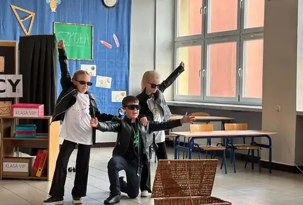 Dzień Edukacji Narodowej w szkole przy ulicy Gdańskiej – uczniowie odkryli supermoce nauczycieli
