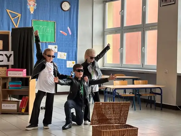 Dzień Edukacji Narodowej w szkole przy ulicy Gdańskiej – uczniowie odkryli supermoce nauczycieli
