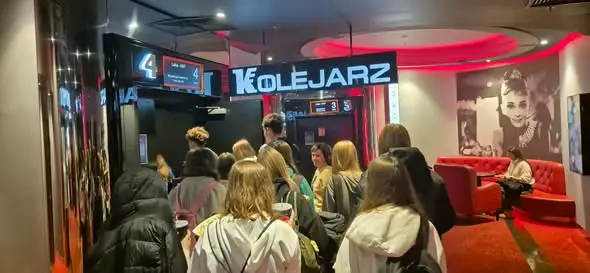 Ósmoklasiści z 8a i 8c na filmowej adaptacji „Lalki” – lekcja literatury i integracji