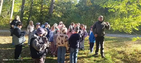 Leśna wyprawa drugoklasistów ze Zwierzyna – przyroda, kryjówki i ognisko