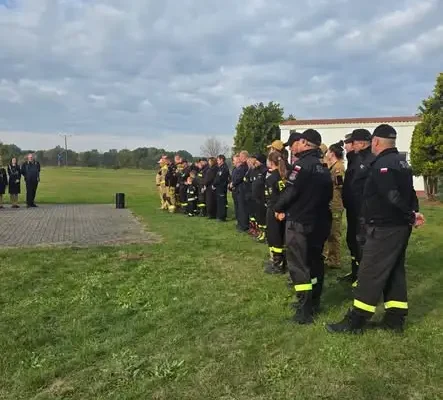Strażacy z OSP Dobiegniew szkolili się w gminie Pszczew i uczcili pamięć poległych druhów