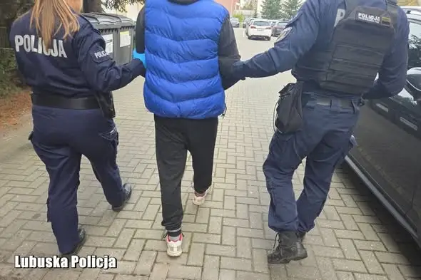 Pijany recydywista z fałszywymi tablicami uciekał przed policją. Zatrzymano go po pościgu