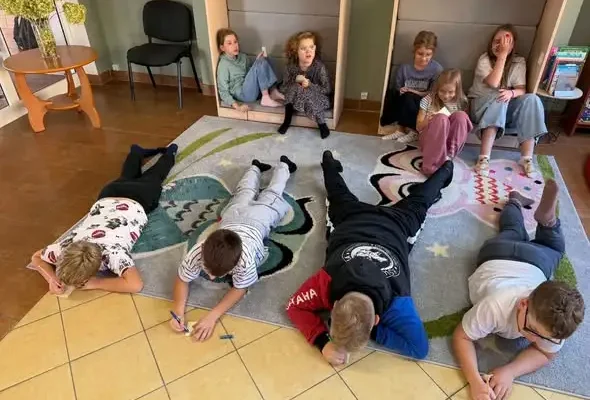 Uczniowie z gminy Strzelce Krajeńskie tworzą własne książki na zajęciach bibliotecznych