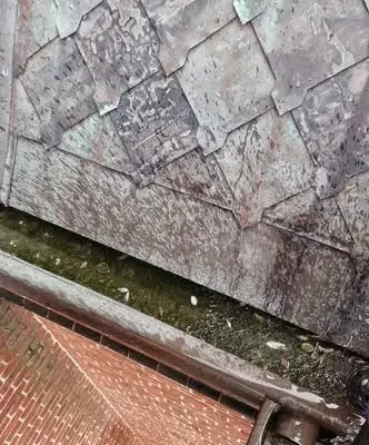 Strażacy ochotnicy oczyścili rynny kościoła przed zimą