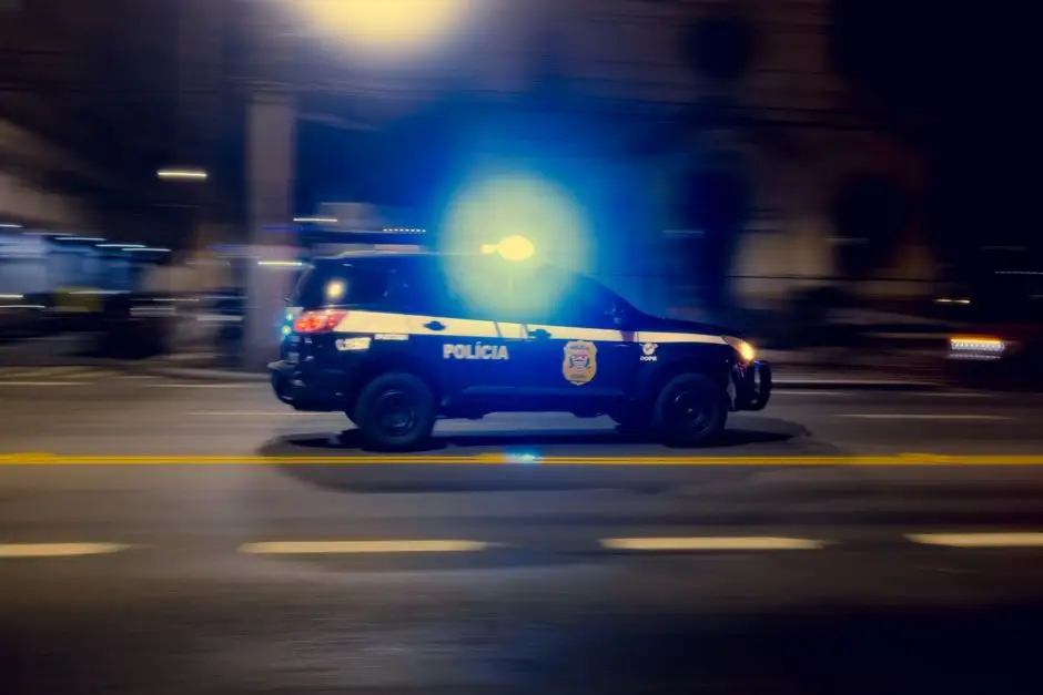 Pijany 45-latek z zakazem sądowym i fałszywymi tablicami uciekał przed policją
